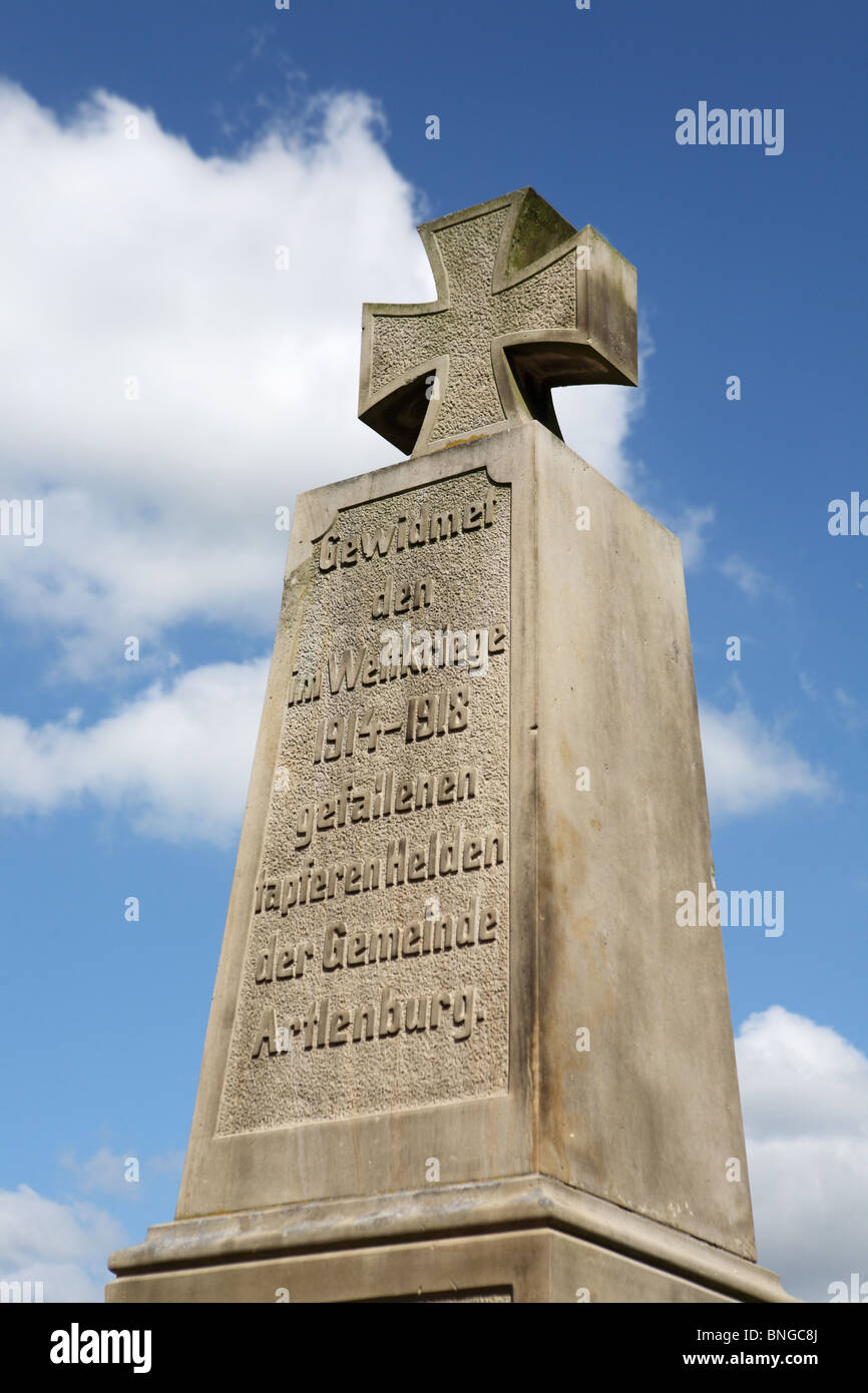 La première guerre mondiale Croix du souvenir à Artlenburg en Niedersachsen, Allemagne Banque D'Images