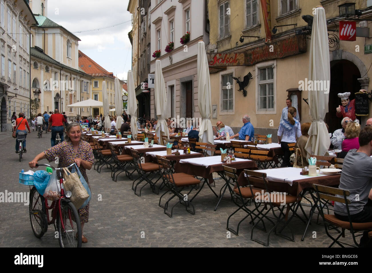 Tables de café à Staro Mesto, la vieille ville de Ljubljana, Slovénie Banque D'Images