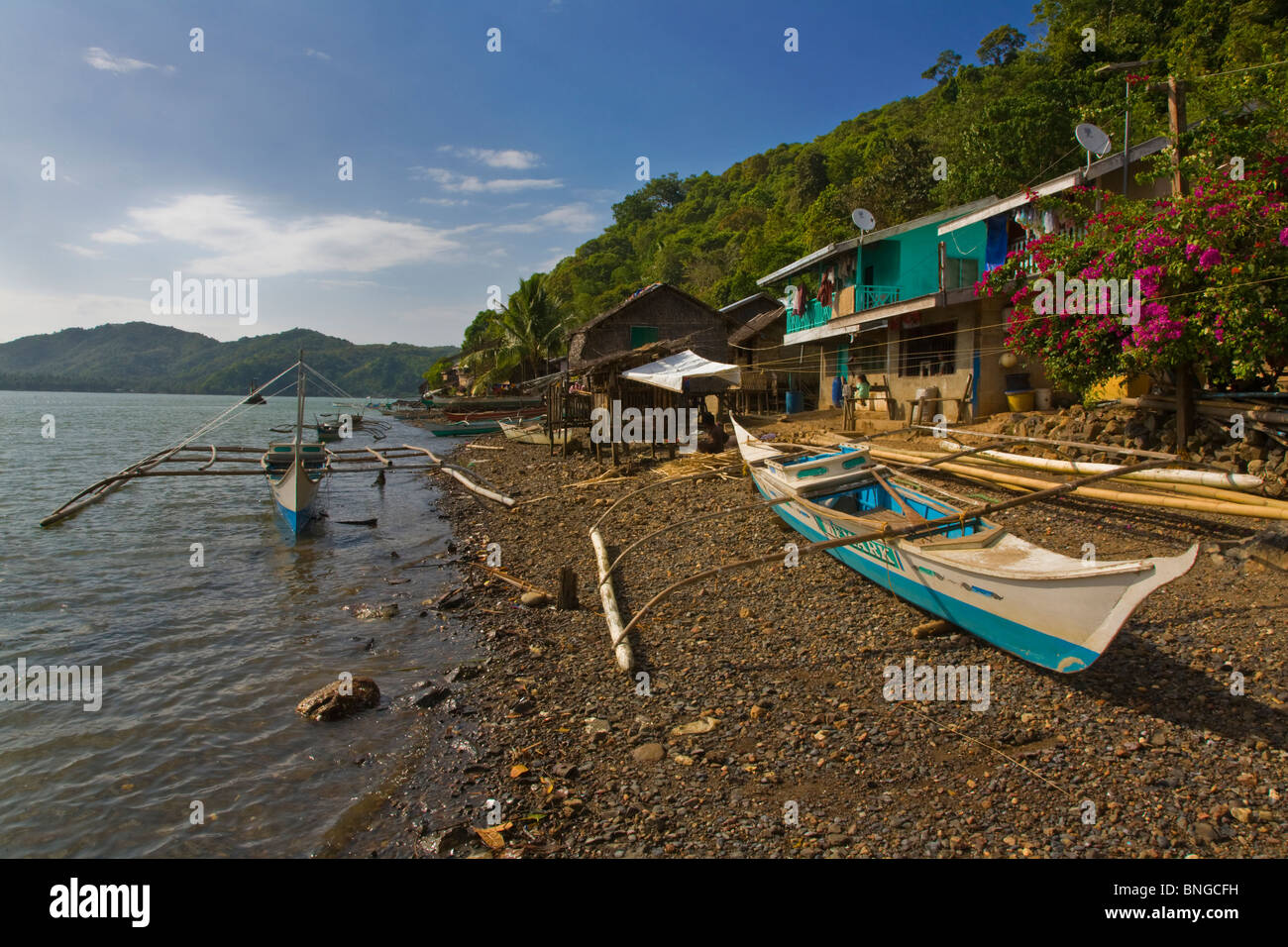 Des catamarans et des maisons dans un petit village de pêcheurs au nord d'El Nido - l'île de Palawan, Philippines Banque D'Images