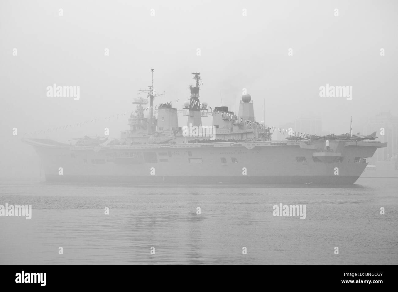 Royal Navy porte-avions HMS Ark Royal se trouve à l'ancre dans le brouillard pendant la revue navale 2010 à Halifax, en Nouvelle-Écosse. Banque D'Images