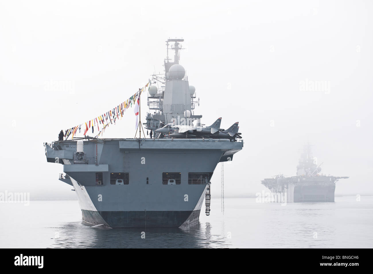 Royal Navy porte-avions HMS Ark Royal et USS Wasp s'asseoir à l'ancre pendant la revue navale 2010 à Halifax, en Nouvelle-Écosse. Banque D'Images