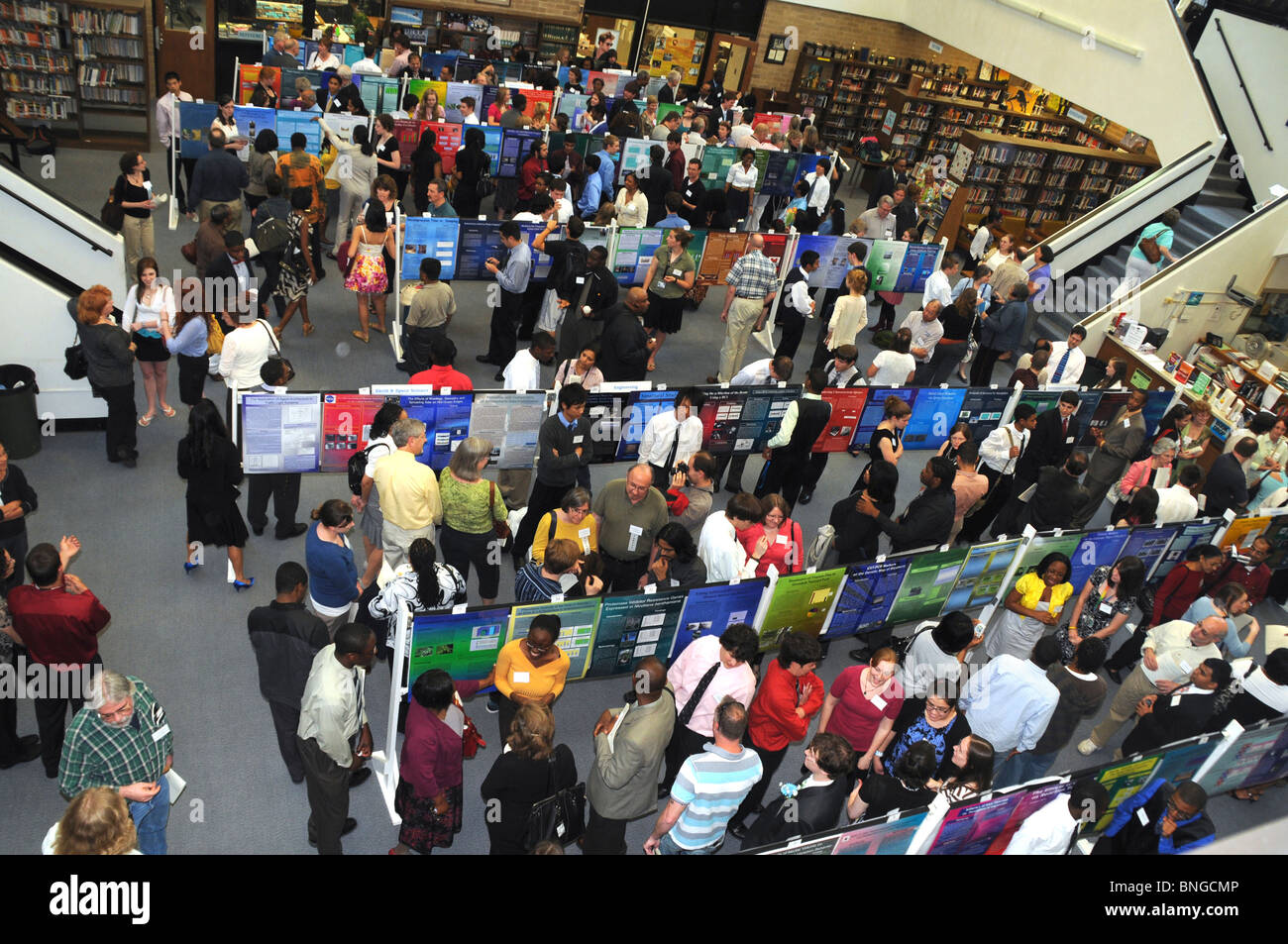 Foule de parents et amis dans une école secondaire science fair à Greenbelt, Maryland Banque D'Images