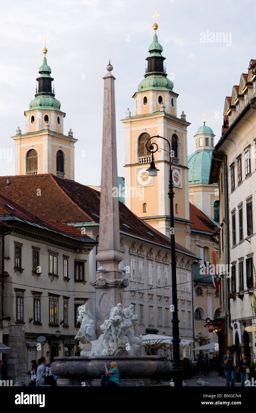 Robba Fountain in Mestni Trg, Staro Mesto, avec les tours de l'église de St Nicholas derrière qui se profile. Banque D'Images
