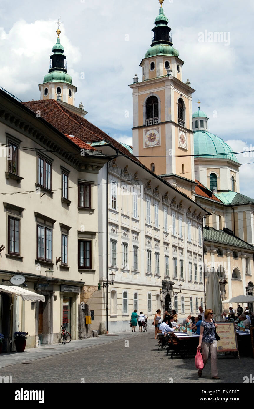 L'église Saint-Nicolas plane sur Staro Mesto, la vieille ville, Ljubljana, Slovénie Banque D'Images