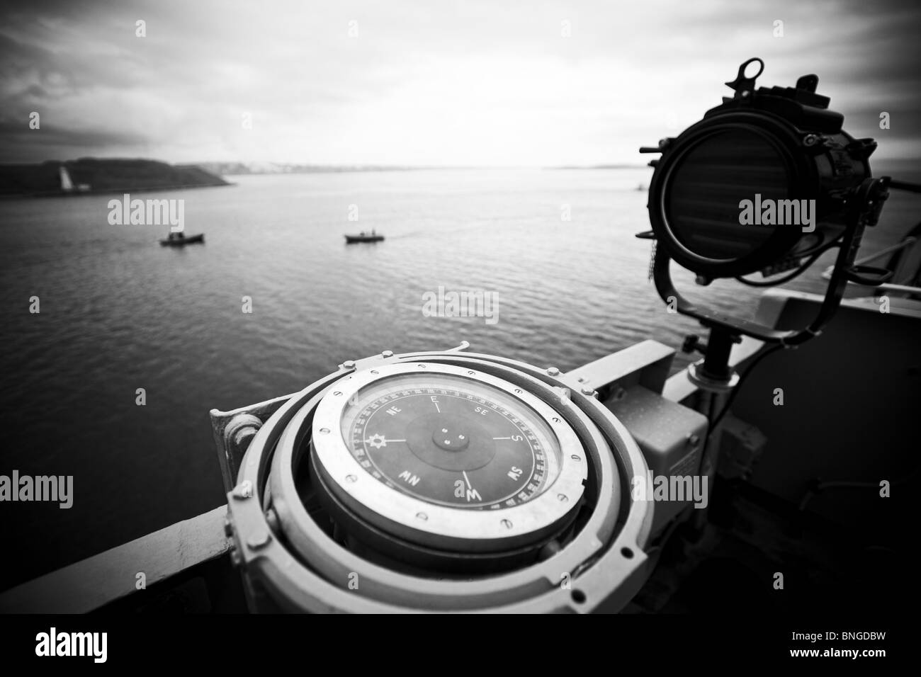 Boussole et projecteur sur l'aileron de passerelle d'un navire de guerre au cours de la Revue navale 2010 à Halifax, en Nouvelle-Écosse. Banque D'Images