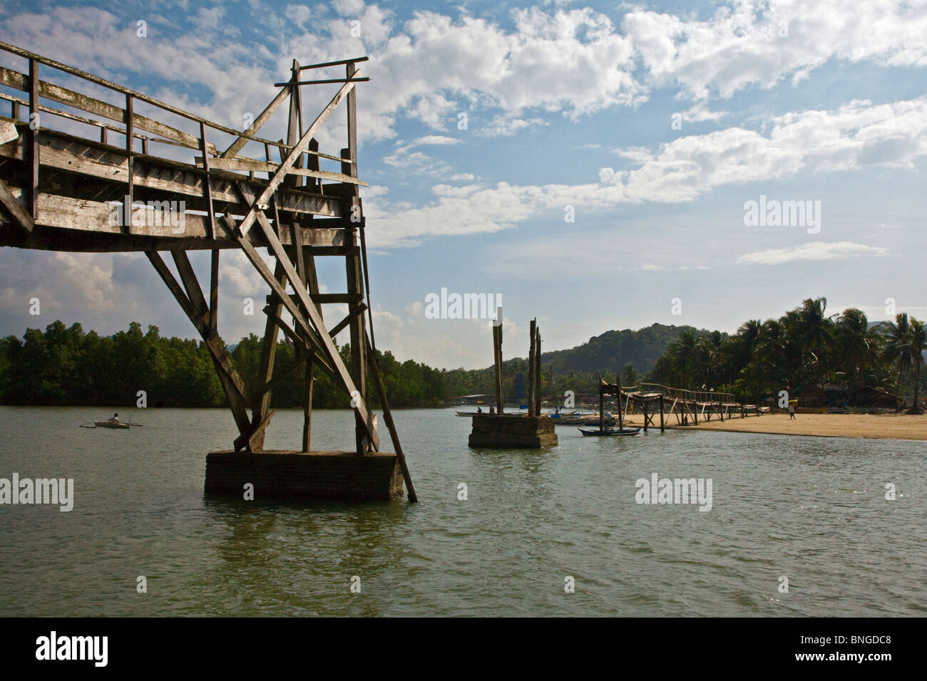 Un pont cassé dans un petit village de pêcheurs au nord d'El Nido - l'île de Palawan, Philippines Banque D'Images