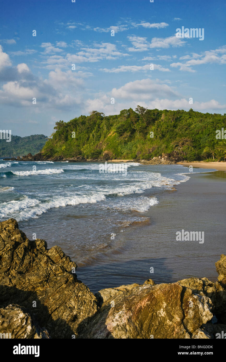 Tour des vagues sur une plage tropicale à distance dans l'extrême nord de l'île de Palawan, Philippines Banque D'Images