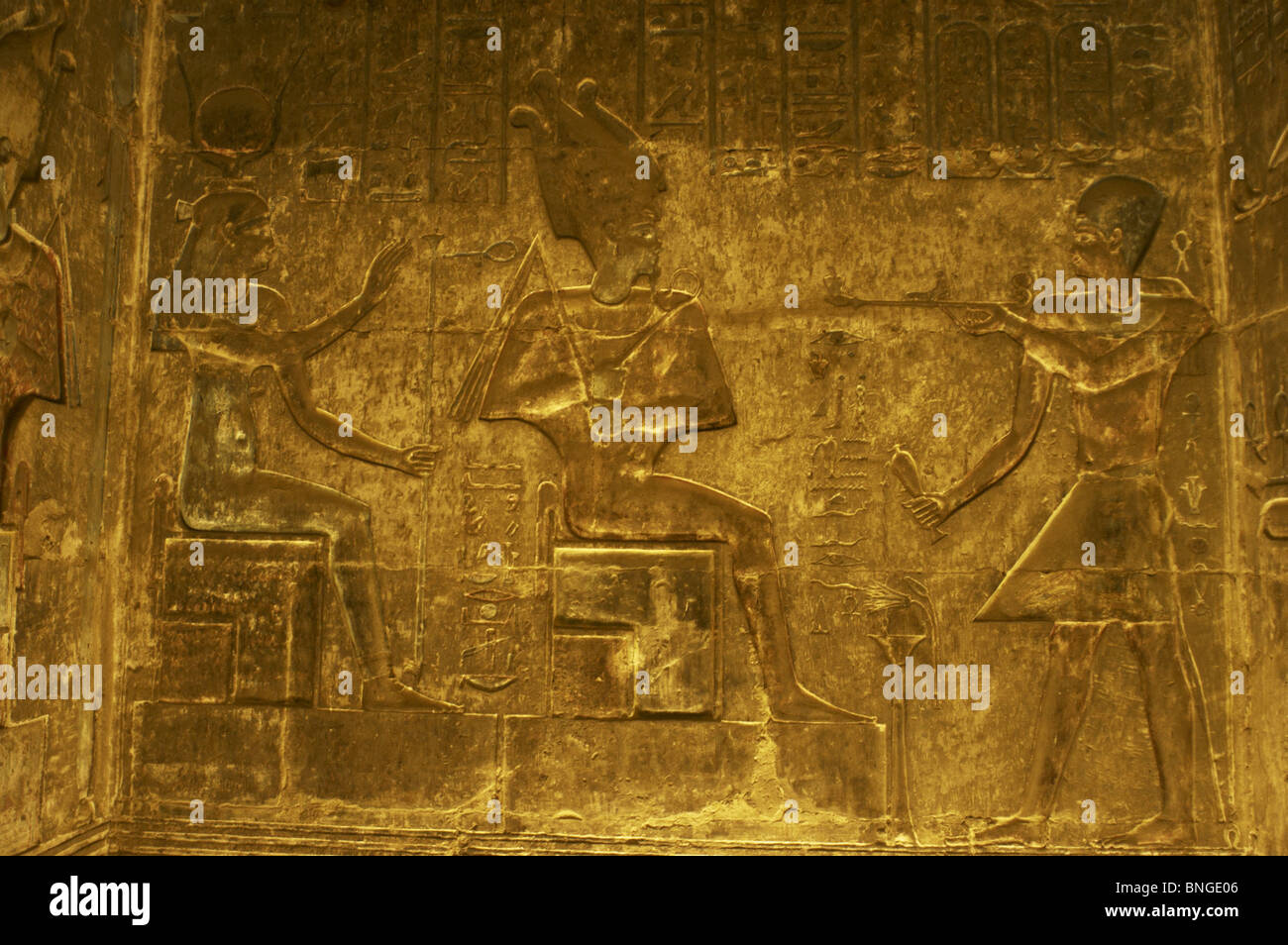 Temple ptolémaïque d'Hathor et Maat. Le pharaon faire une offrande de l'encens au dieu Osiris. Deir el-Médineh. L'Égypte. Banque D'Images