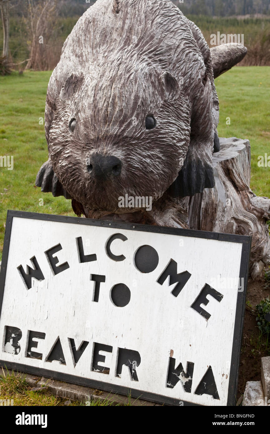 Panneau de bienvenue à proximité d'une statue de castor, Washington State, USA Banque D'Images