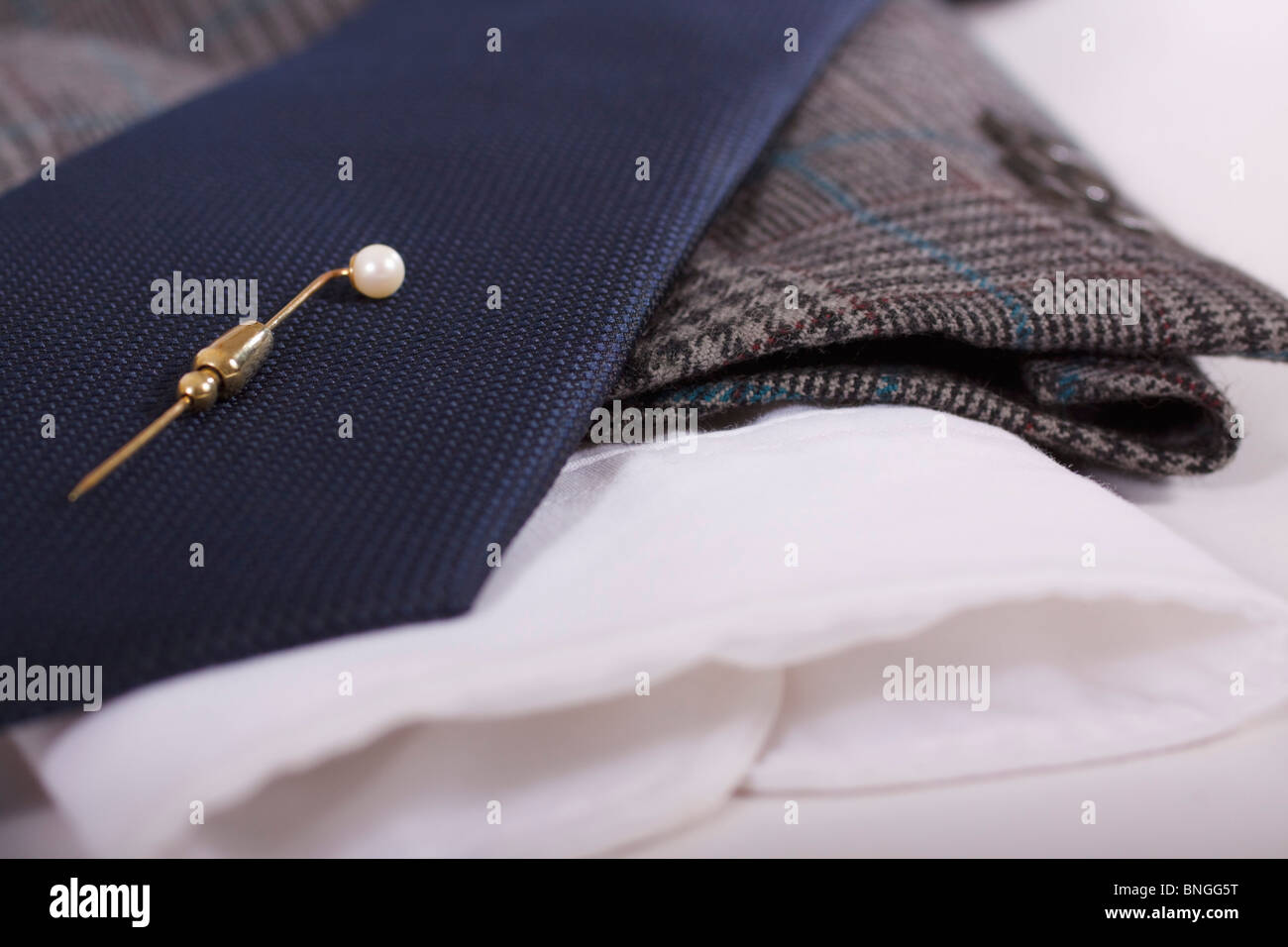 L'or et cravate pearl allongé sur une cravate bleue avec chemise et veste  chemise ci-dessous Photo Stock - Alamy