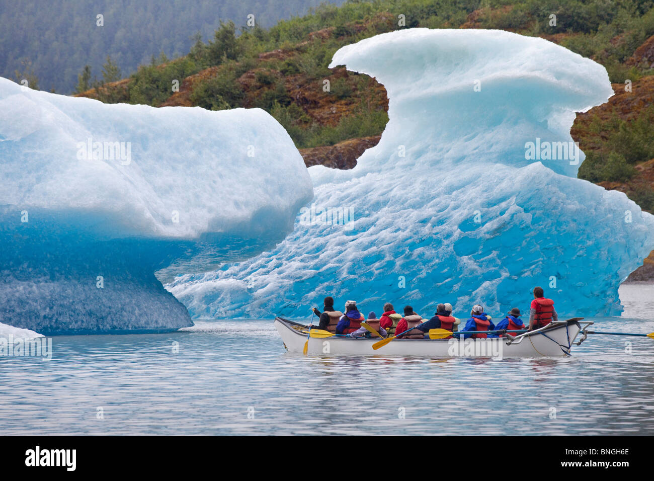 Les touristes rafting à un lac, le lac Mendenhall, Mendenhall Valley, Mendenhall Glacier, Juneau, Alaska, USA Banque D'Images