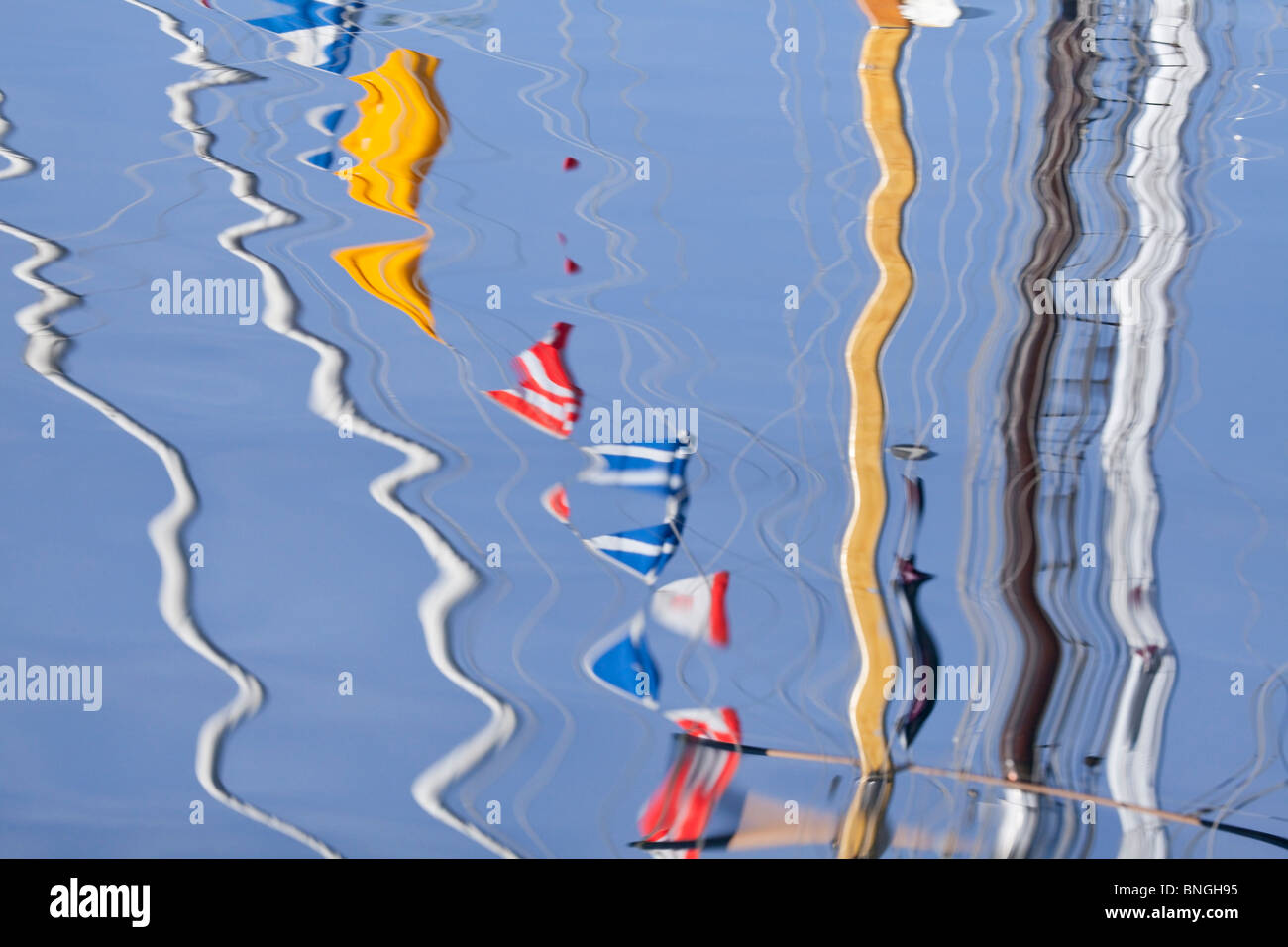 La réflexion de drapeaux dans l'eau, Port Townsend, Washington State, USA Banque D'Images