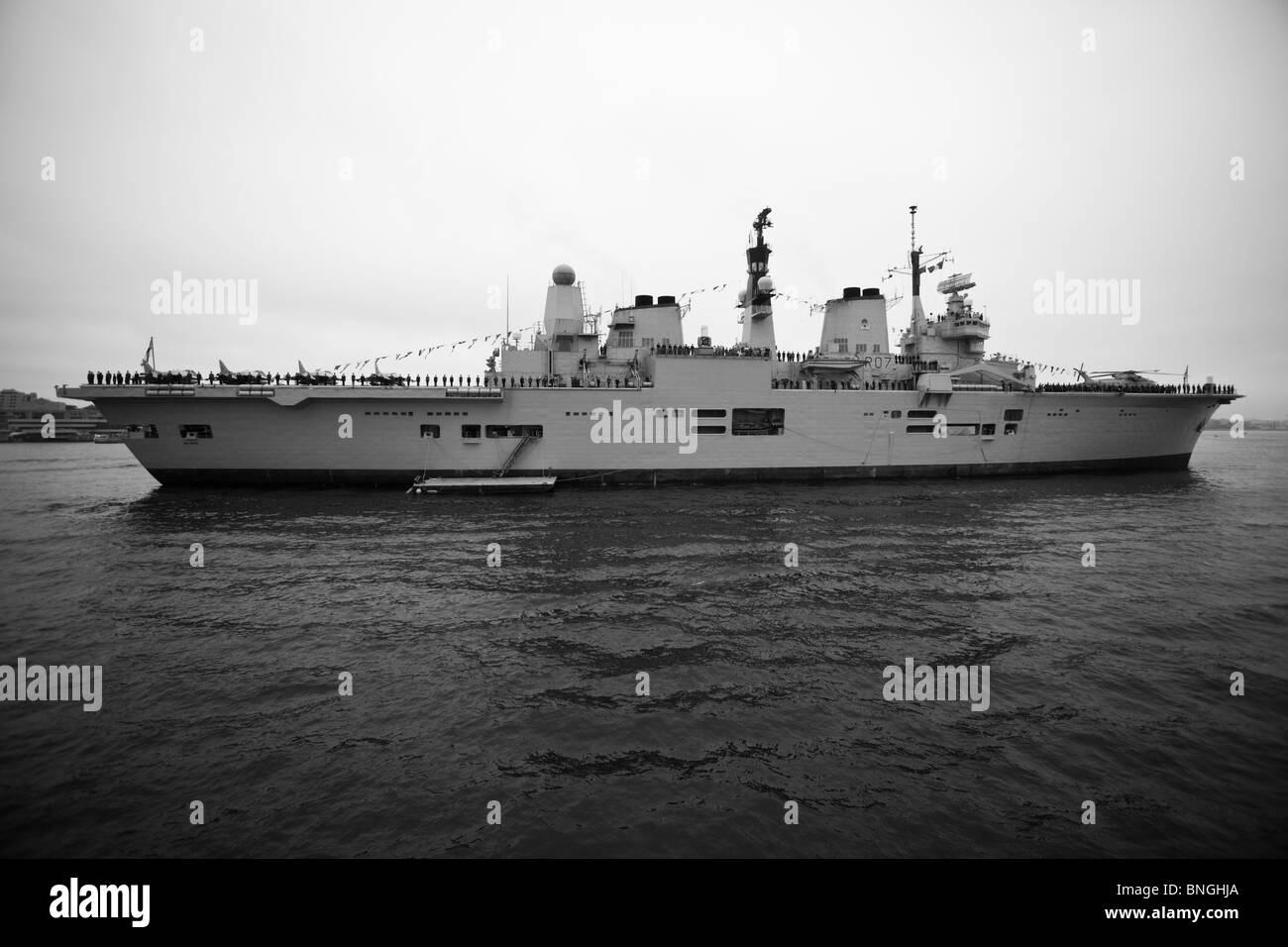 Porte-avions HMS Ark Royal se trouve à l'ancre pendant la revue navale 2010 à Halifax, en Nouvelle-Écosse. Banque D'Images