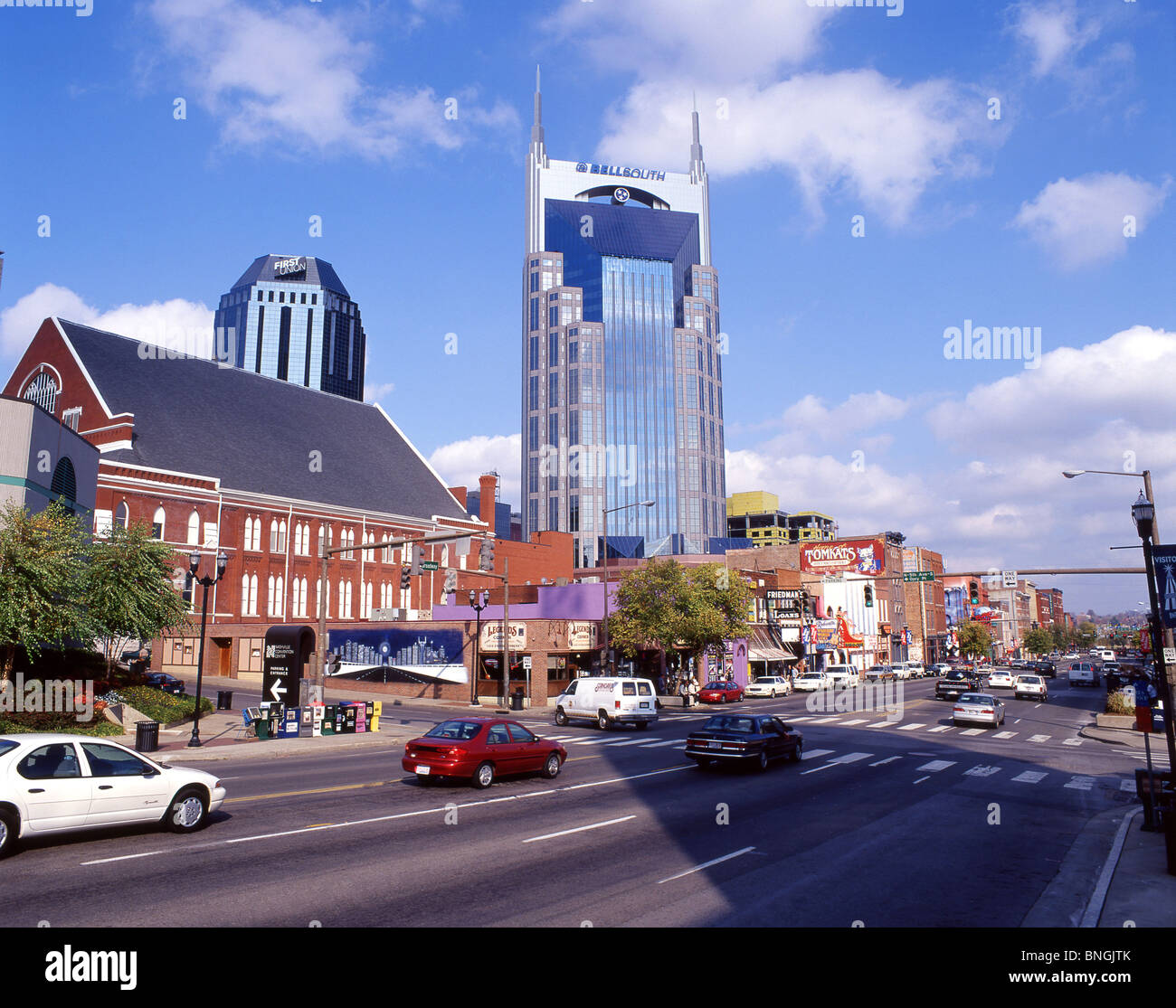 BellSouth Tower and bars, Broadway, Nashville, Tennessee, États-Unis d'Amérique Banque D'Images