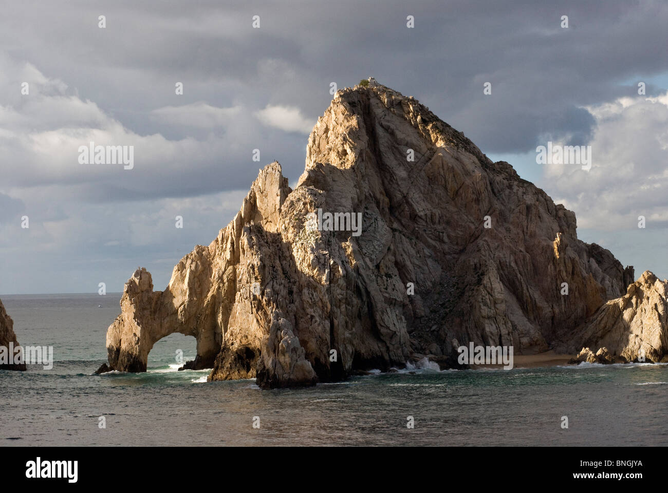 Rock et une arche naturelle dans l'océan, El Arco de Cabo San Lucas, Cabo San Lucas, Baja California, Mexique Banque D'Images