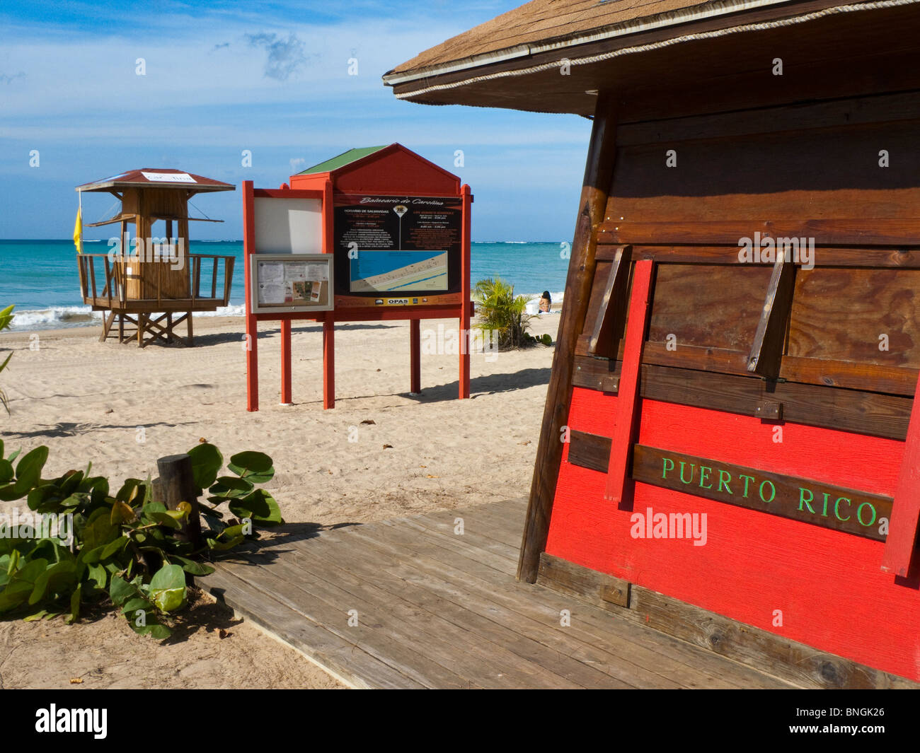 Pavillons de plage et d'un sauveteur cabane sur la plage, Carolina Beach, Carolina, Puerto Rico Banque D'Images