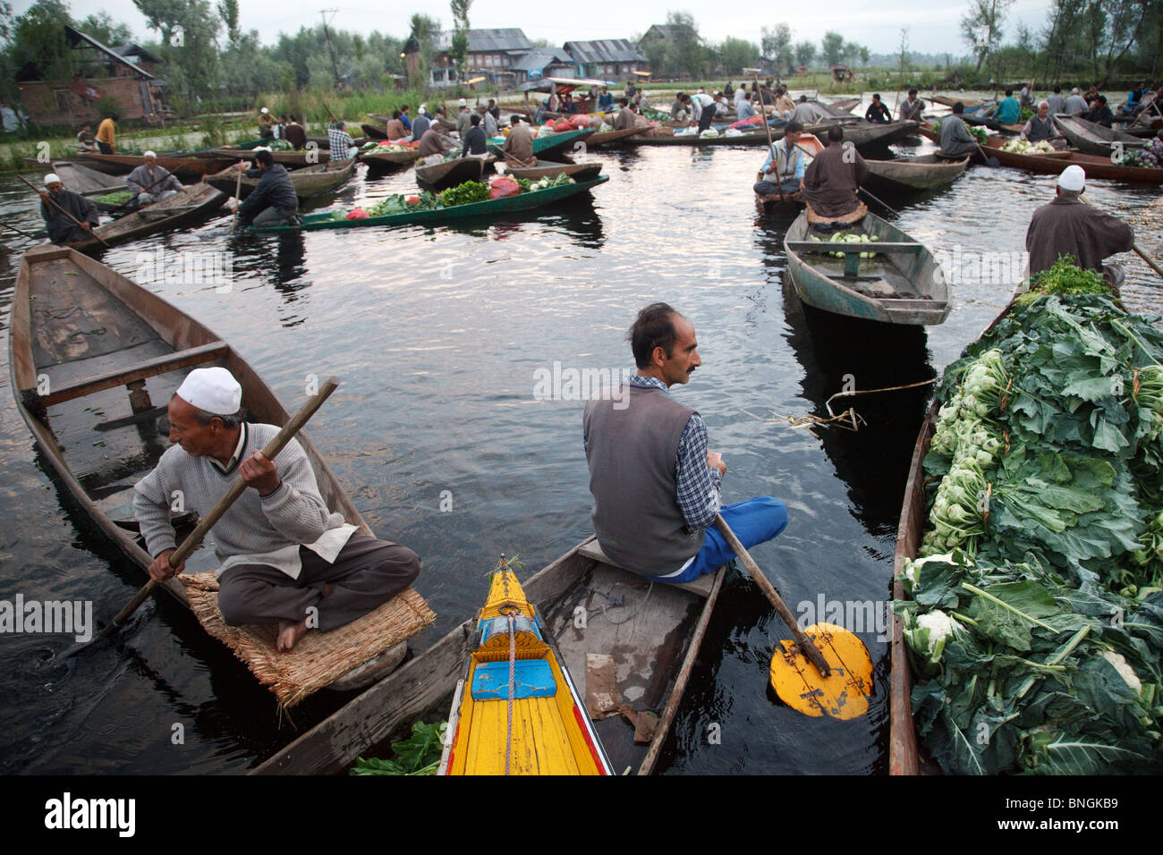 Les vendeurs et les acheteurs à la marché du matin végétales traditionnelles sur le lac Dal à Srinagar, Jammu-et-Cachemire, en Inde. Banque D'Images