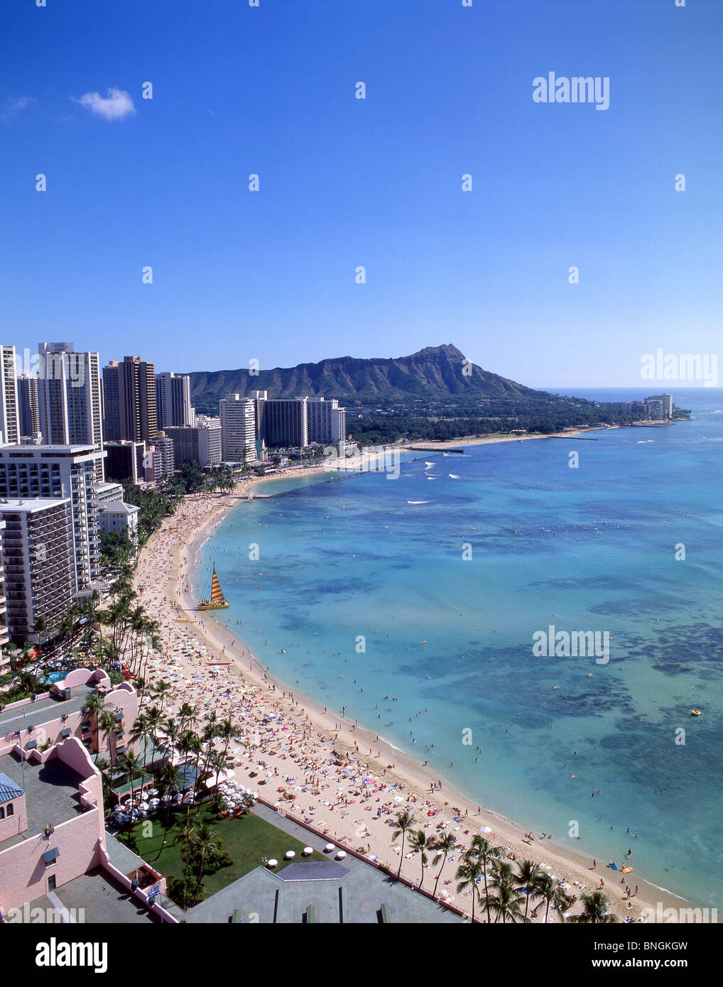 La plage de Waikiki montrant Diamond Head, Honolulu, Oahu, Hawaii, United States of America Banque D'Images