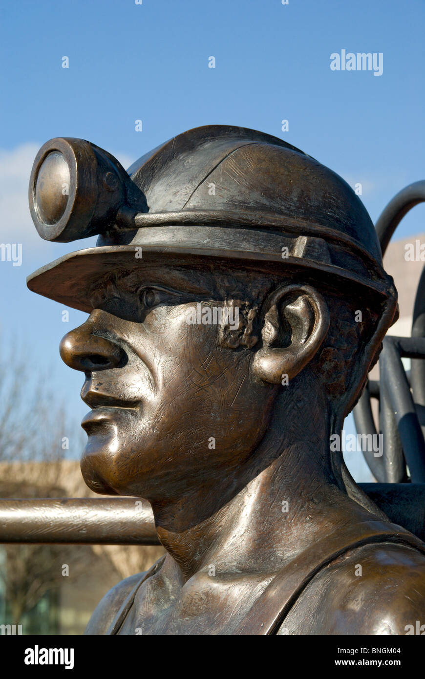 "Depuis la fosse à port' par John Clinch et Jon Buck statue de bronze et lightship 2000 Bassin Roath, la baie de Cardiff, Pays de Galles, Royaume-Uni. Banque D'Images