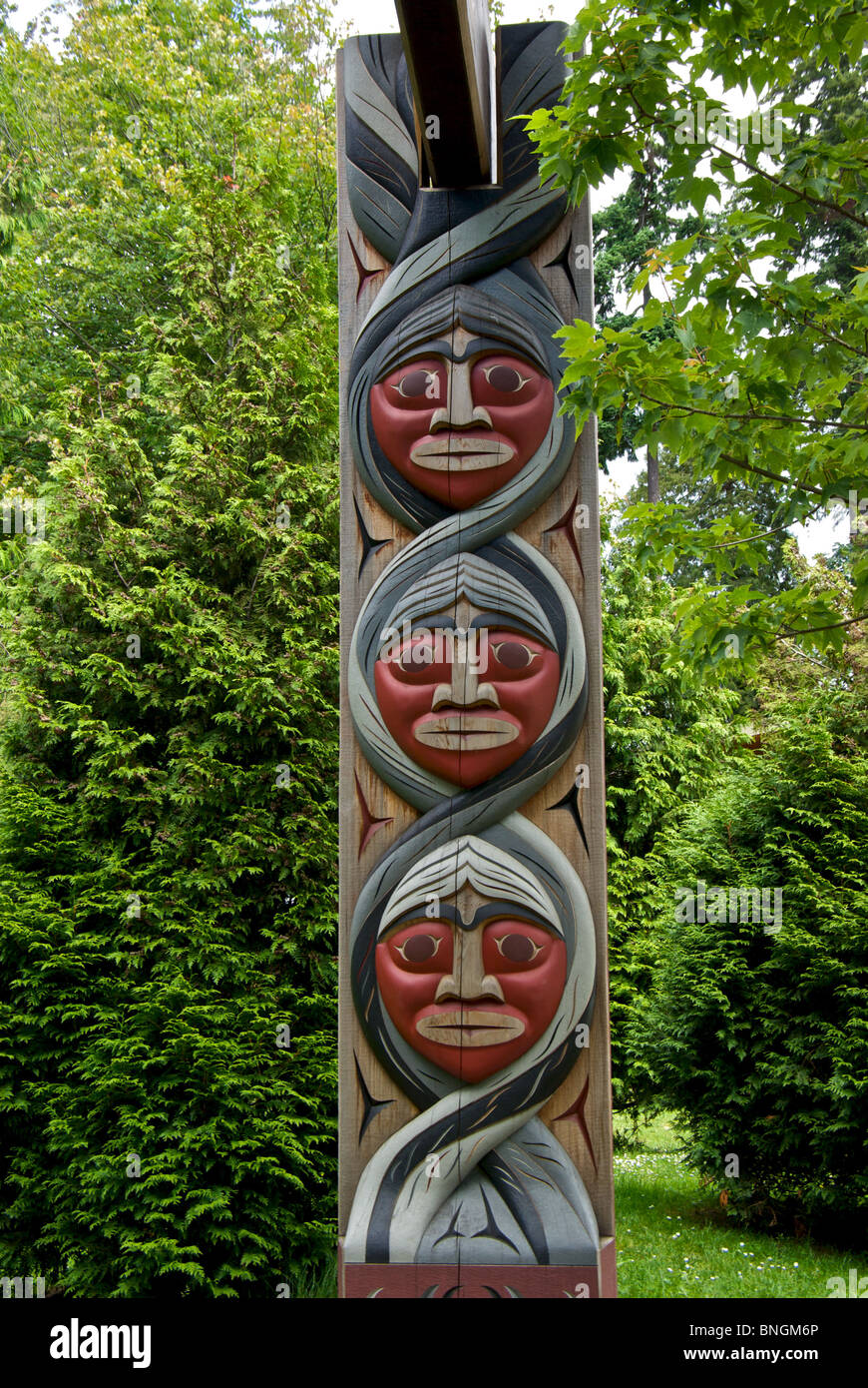 Intimement et ornately sculpté autochtones Premières Nations long house design post support en bois Stanley Park Vancouver BC Banque D'Images