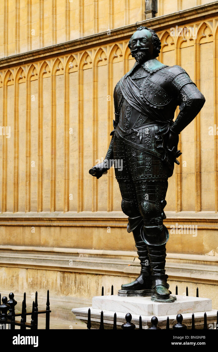 Statue du Comte de Pembroke à l'Old Bodleian Library, Oxford, England, UK Banque D'Images
