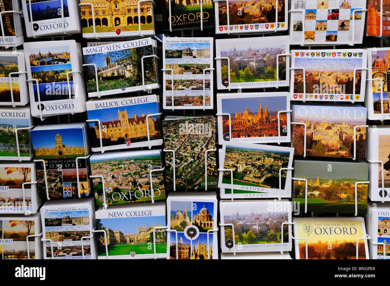 Un rack de cartes postales des collèges d'Oxford, Oxford, England, UK Banque D'Images