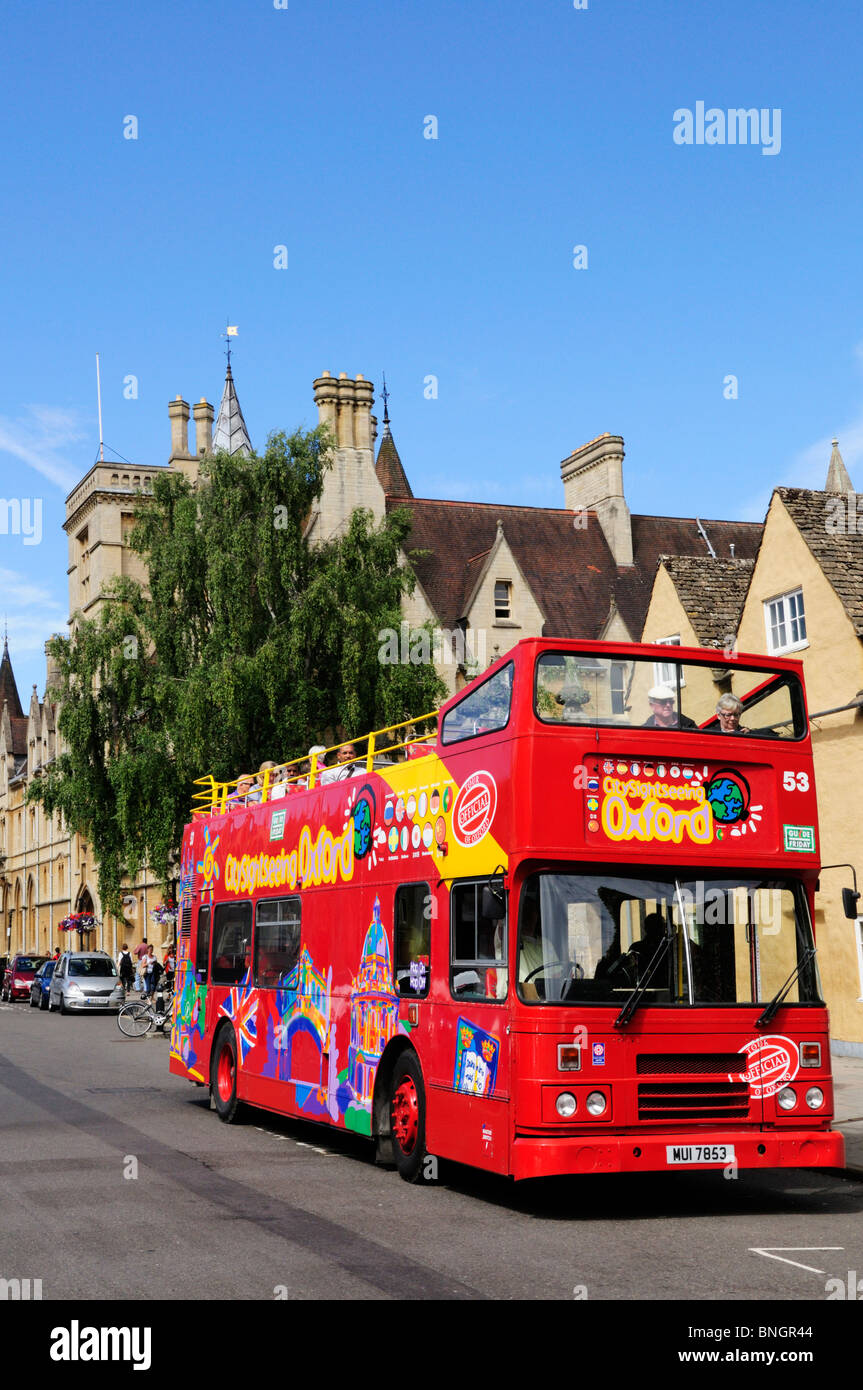 Visite de la ville Bus touristique en dehors de la Trinity College, Oxford, England, UK Banque D'Images