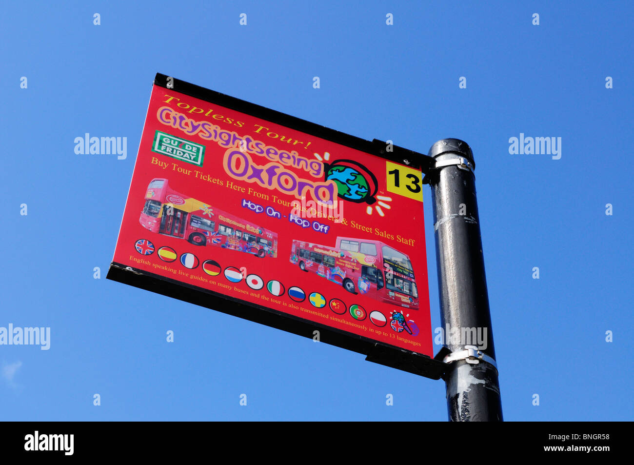 Oxford City sightseeing bus stop sign against a blue sky, Oxford, England, UK Banque D'Images