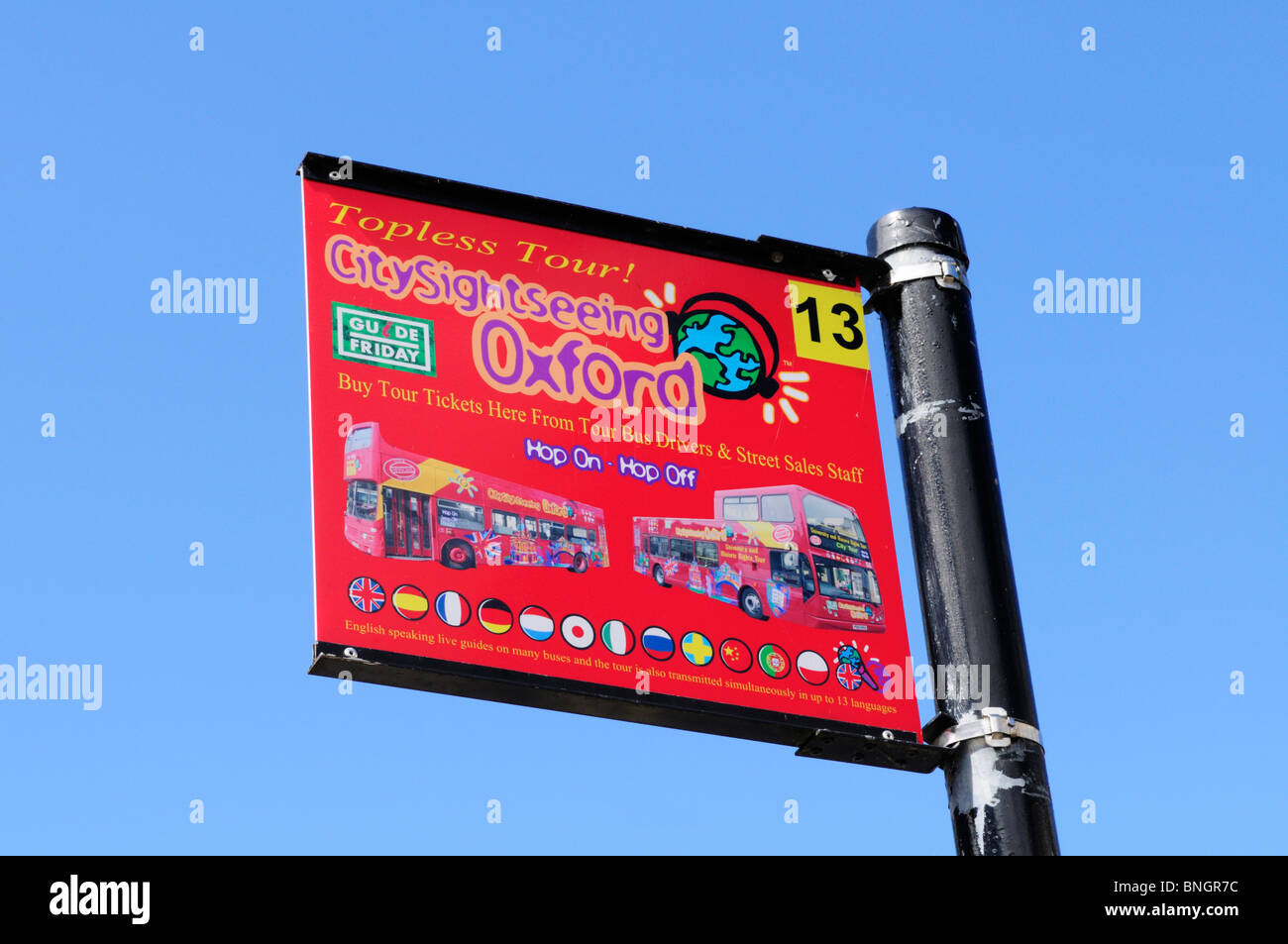 Oxford City Sightseeing Bus Stop sign against a blue sky, Oxford England UK Banque D'Images