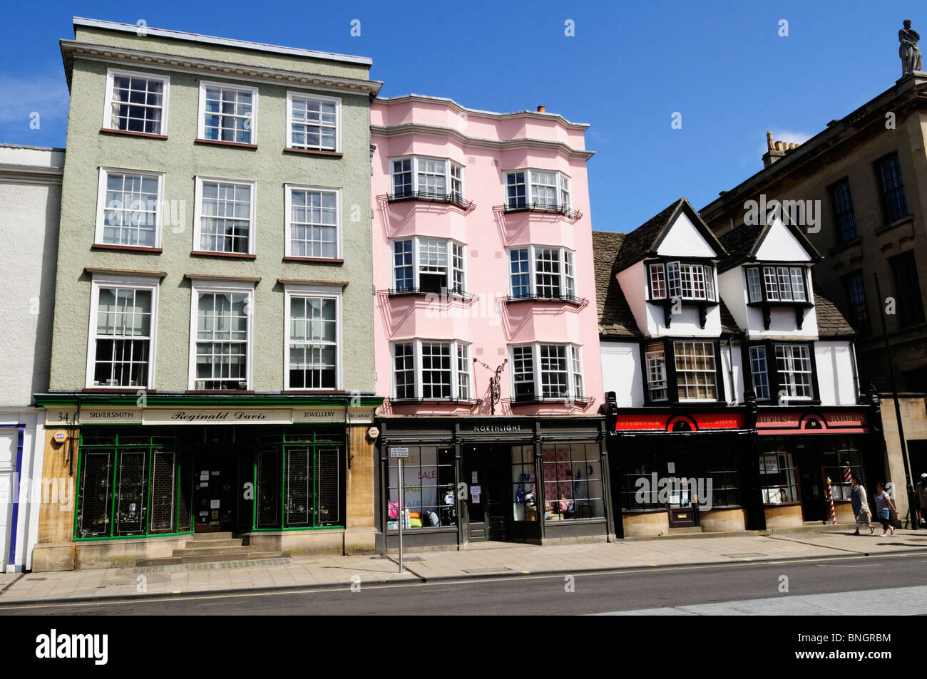 Boutiques colorées le long d'Oxford High Street, Oxford, Angleterre, Royaume-Uni Banque D'Images