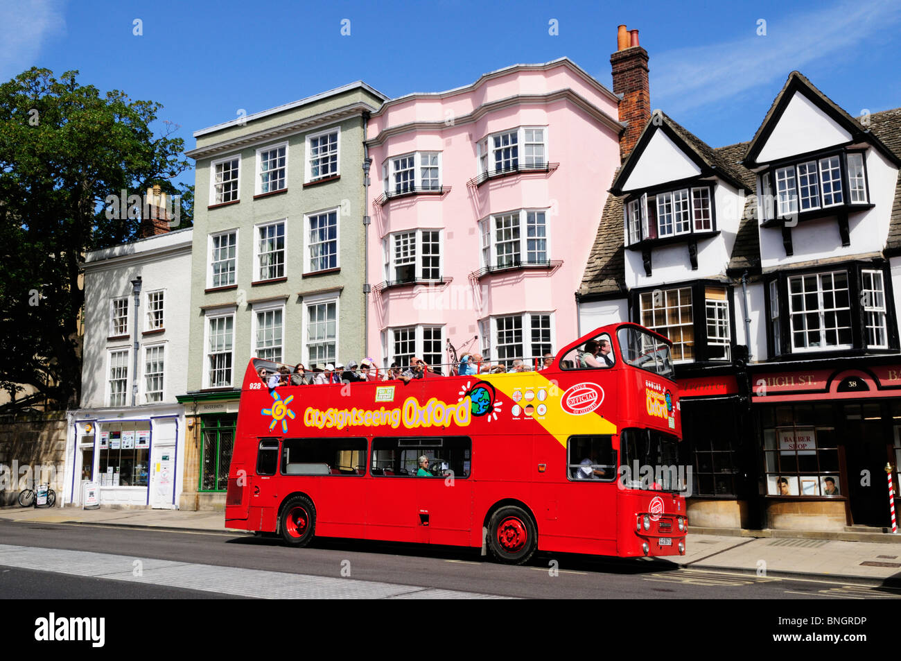 Visite de la ville en bus touristique haute Oxford Street, Oxford, England, UK Banque D'Images