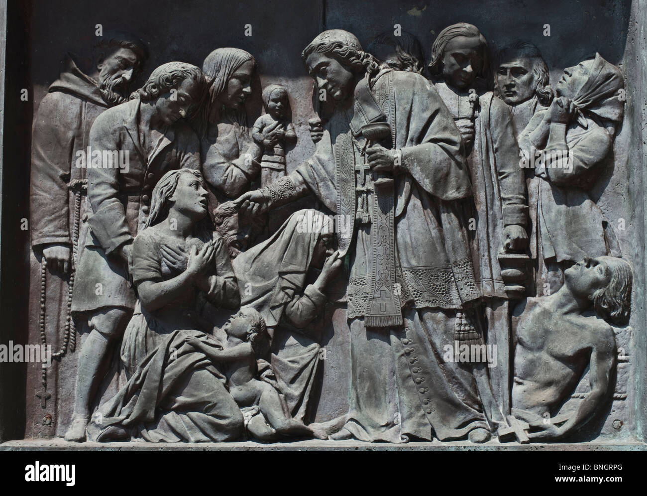 Bas-relief en bronze montrant Mgr Belzunce aider les gens durant la grande  peste de 1720 à Marseille (France Photo Stock - Alamy