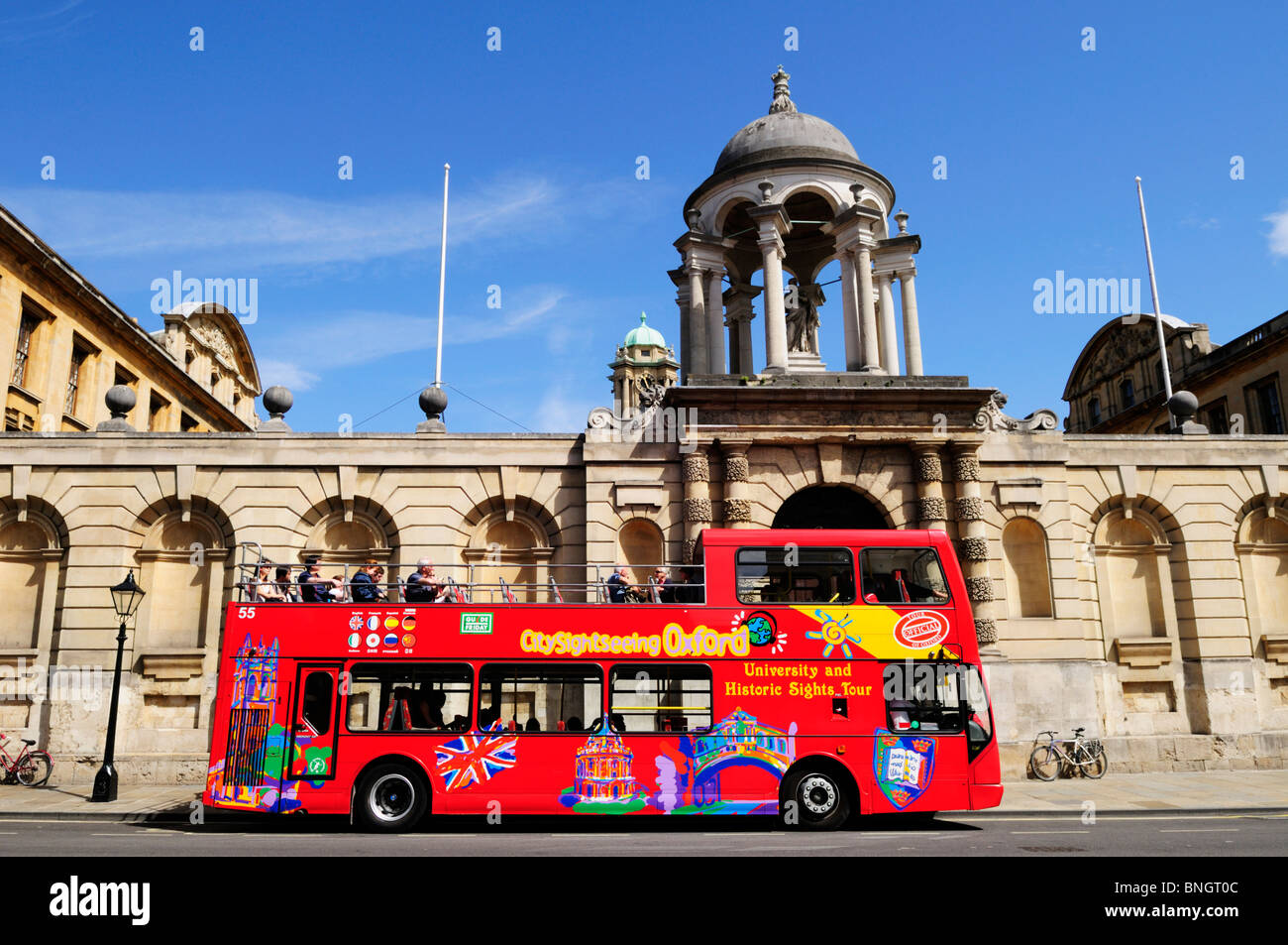 City sightseeing bus touristique à l'extérieur du Queens College, Oxford, England, UK Banque D'Images