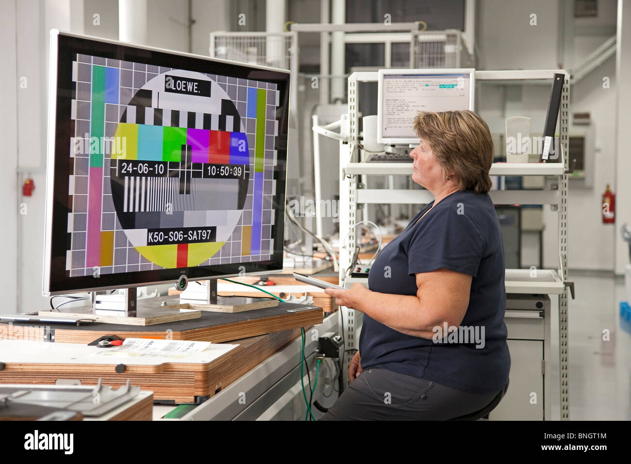 Production de télévision LCD à écran plat valeur définit par Loewe AG ;  contrôle de qualité final, Kronach, Allemagne Photo Stock - Alamy