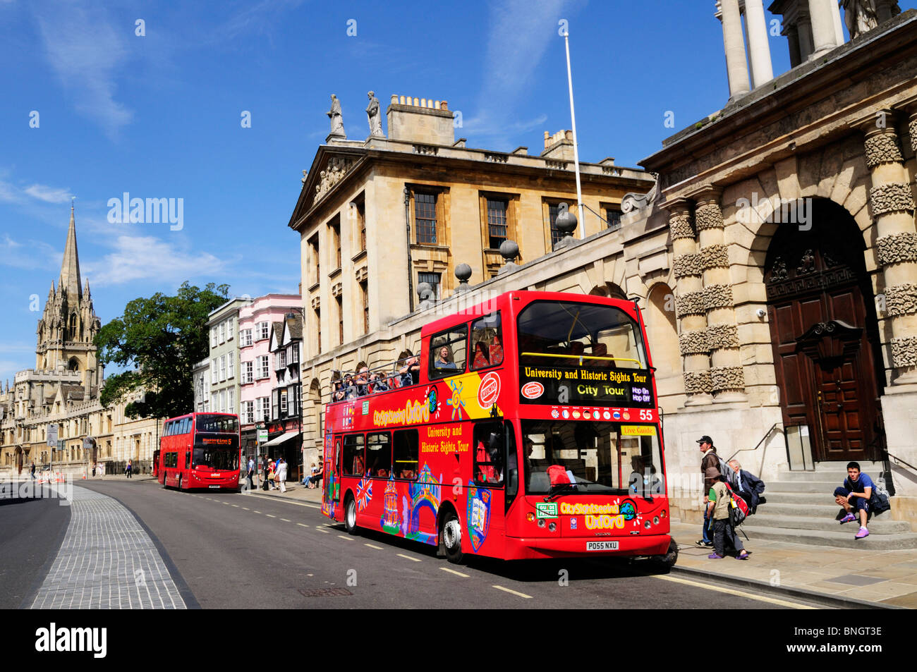 City sightseeing bus touristique à l'extérieur du Queens College, Oxford, England, UK Banque D'Images