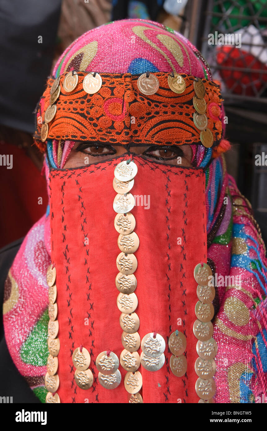 Bédouine derrière le voile à Petra, Jordanie Banque D'Images