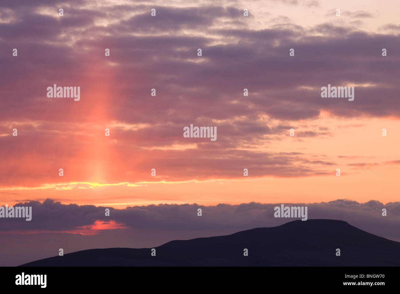 Tôt le matin, ciel au-dessus de Sugarloaf Mountain s'allume avec l'imminence de l'aube, le Parc National des Brecon Beacons, Powys, Wales Banque D'Images