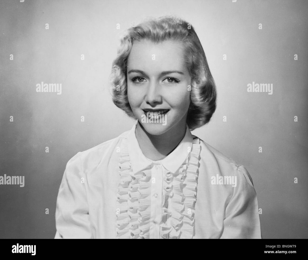 Studio portrait of young woman smiling Banque D'Images