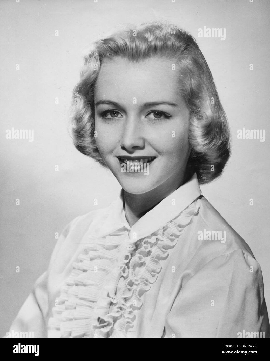 Studio portrait of young woman smiling Banque D'Images
