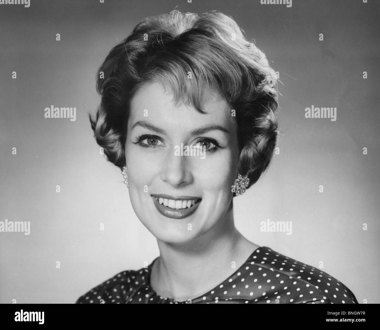 Studio portrait of young woman smiling Banque D'Images