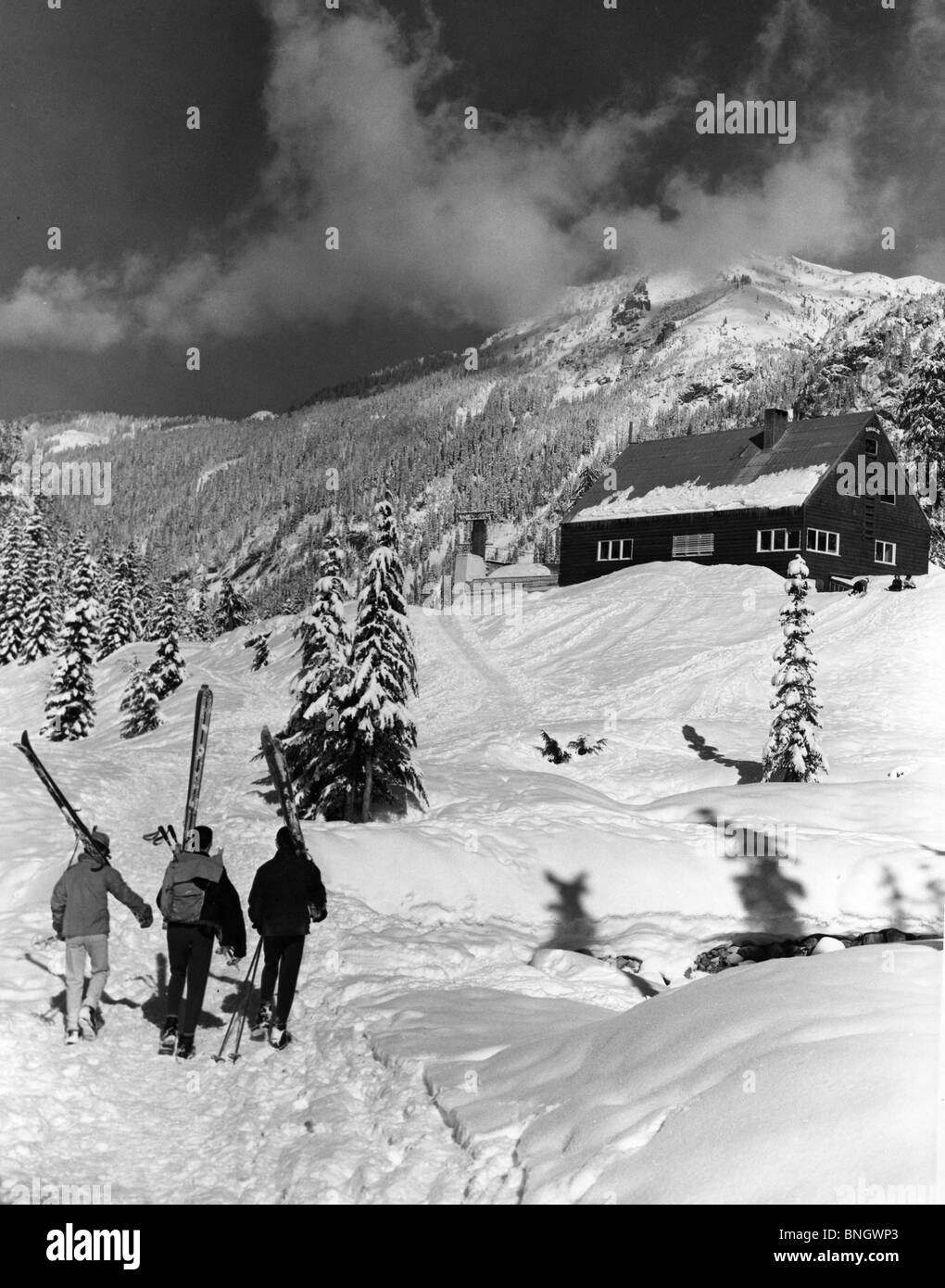 L'état de Washington, USA, trois personnes portant leurs skis, Banque D'Images