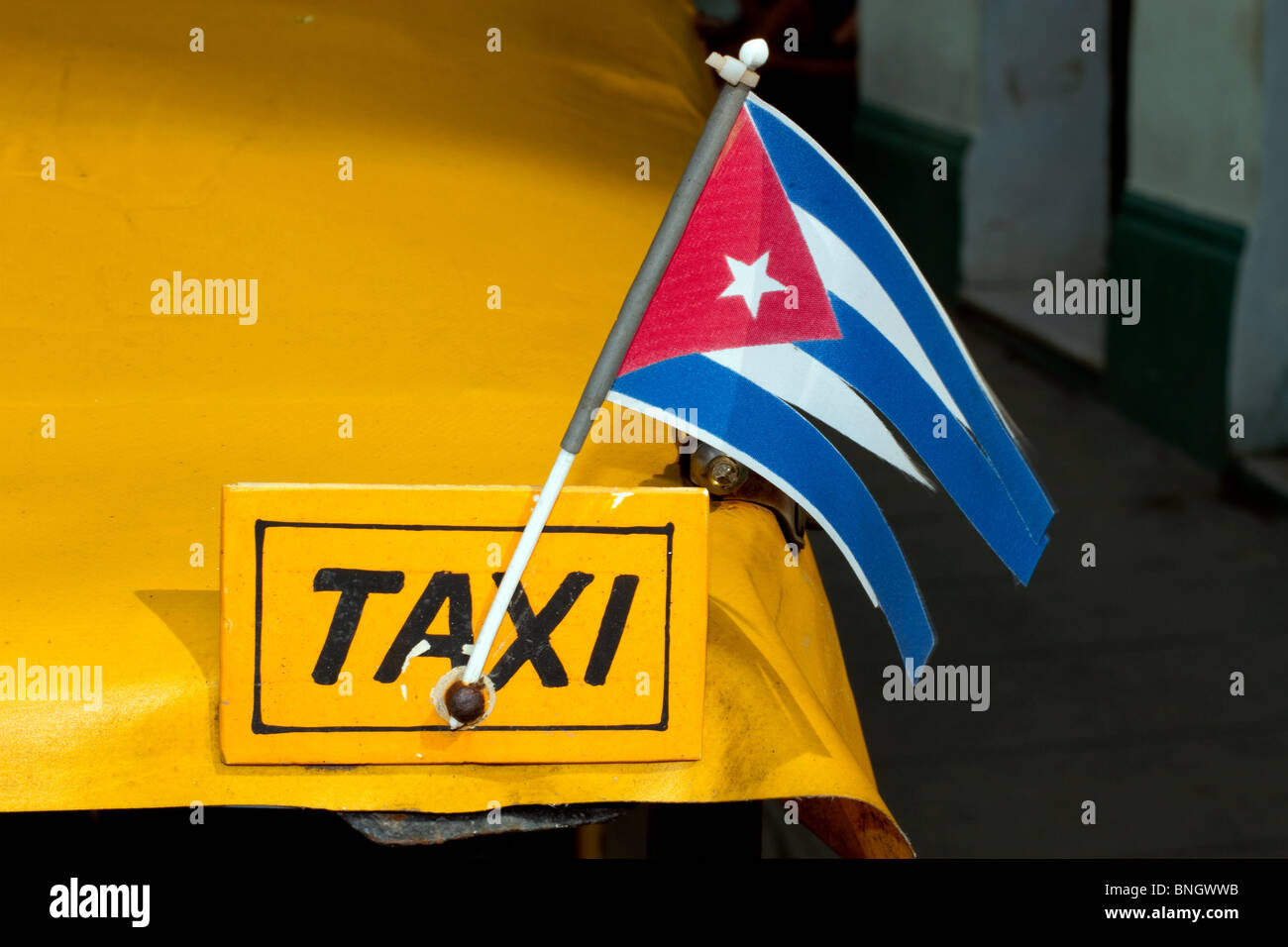 Vieux Taxi Cubain avec le drapeau national Banque D'Images Vieux Taxi Cubain avec le drapeau national Banque D'Images