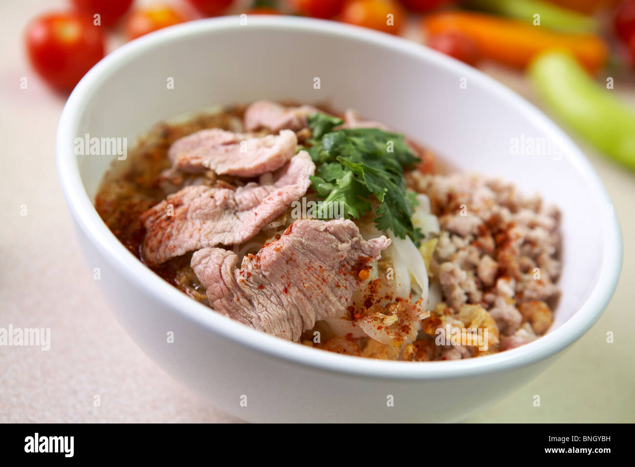 Avec des Nouilles en soupe épicée de porc, la nourriture thaïe, en Thaïlande. Banque D'Images