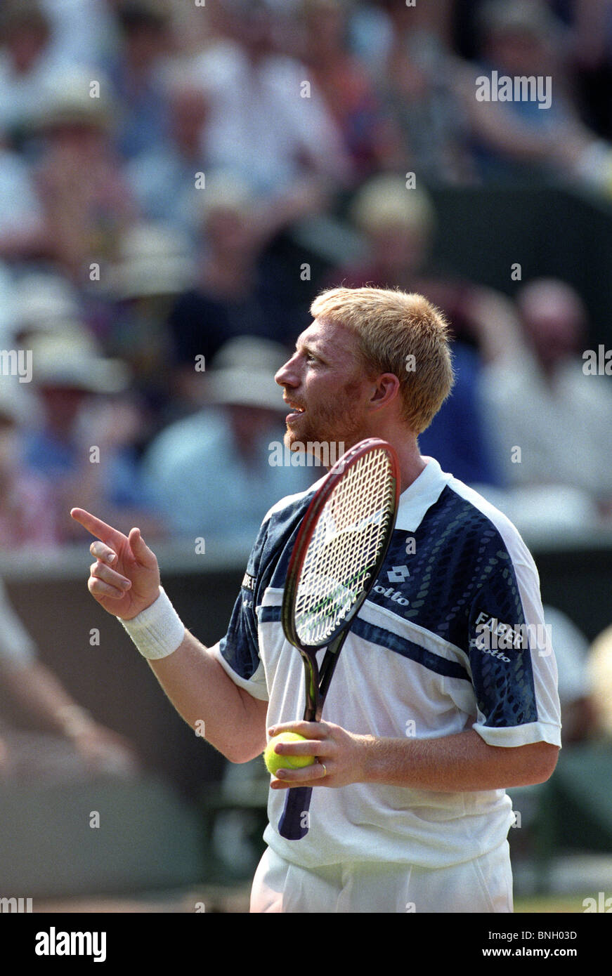 Wimbledon Tennis mens des célibataires finale entre Pete Sampras et Boris Becker 9/7/1995 Boris Becker en question le juge-arbitre Banque D'Images