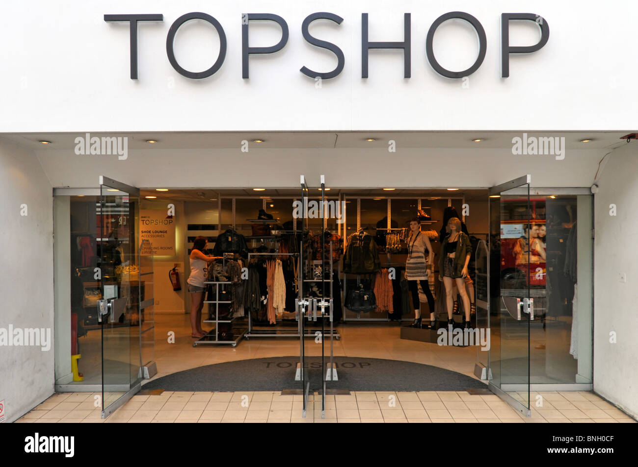 Topshop partie d'un groupe d'affaires d'Arcadia La mode au détail magasin de vêtements/portes d'entrée et l'intérieur Le Strand London England UK Banque D'Images