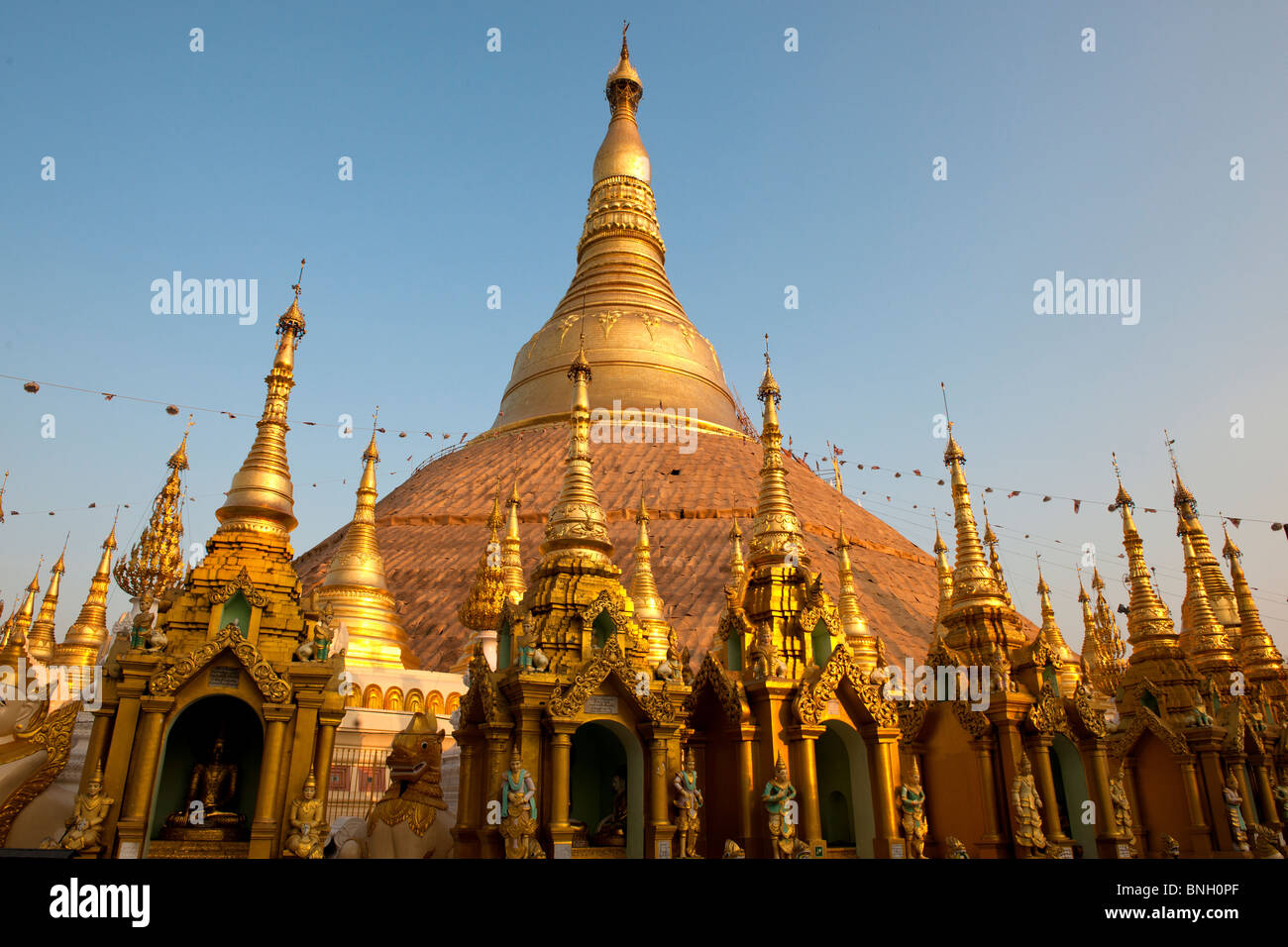 La Pagode Shwedagon à Yangon Myanmar Birmanie crépuscule Banque D'Images