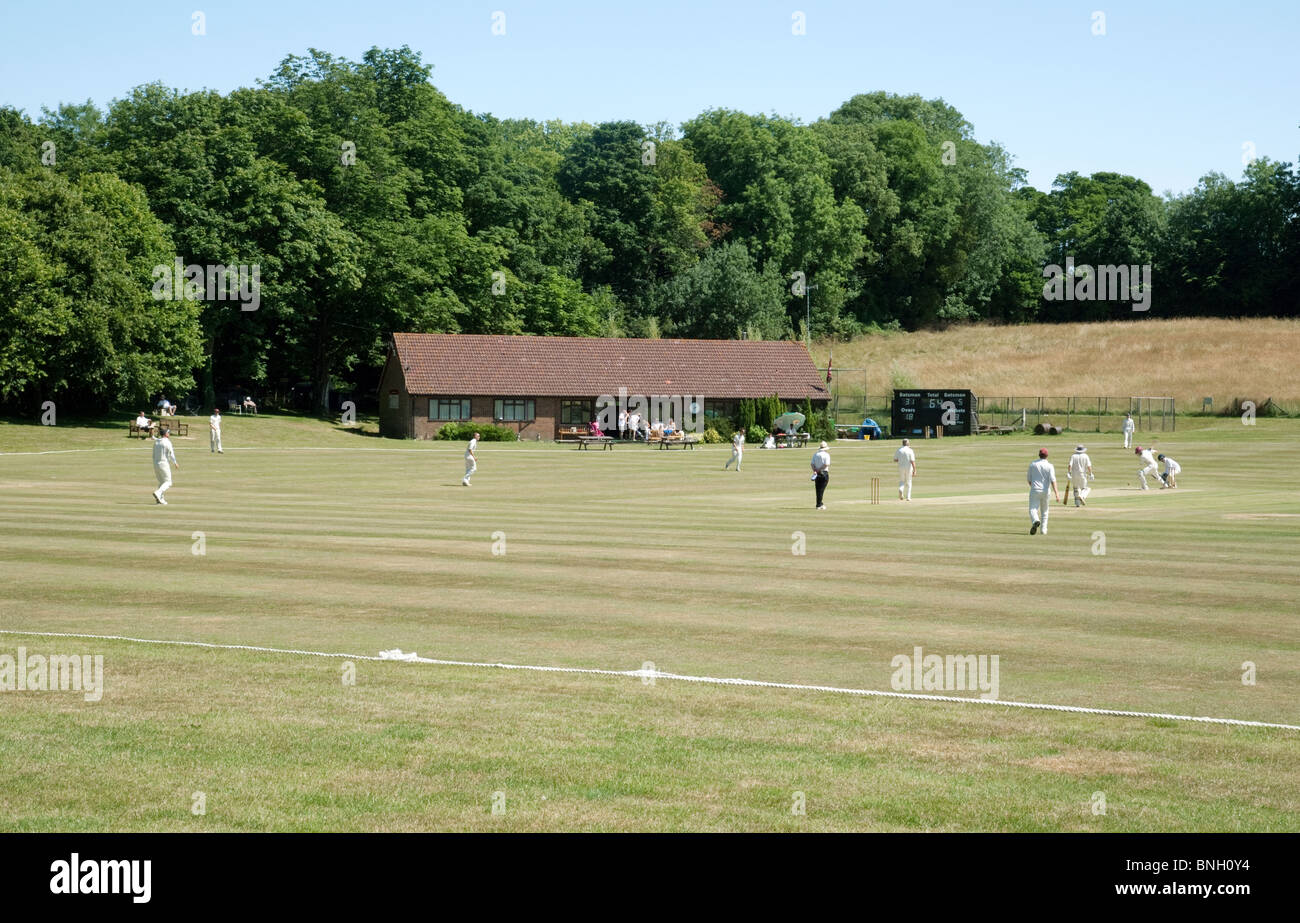 Un week-end jeu de cricket dans le village anglais de Lyminge, Kent, UK Banque D'Images