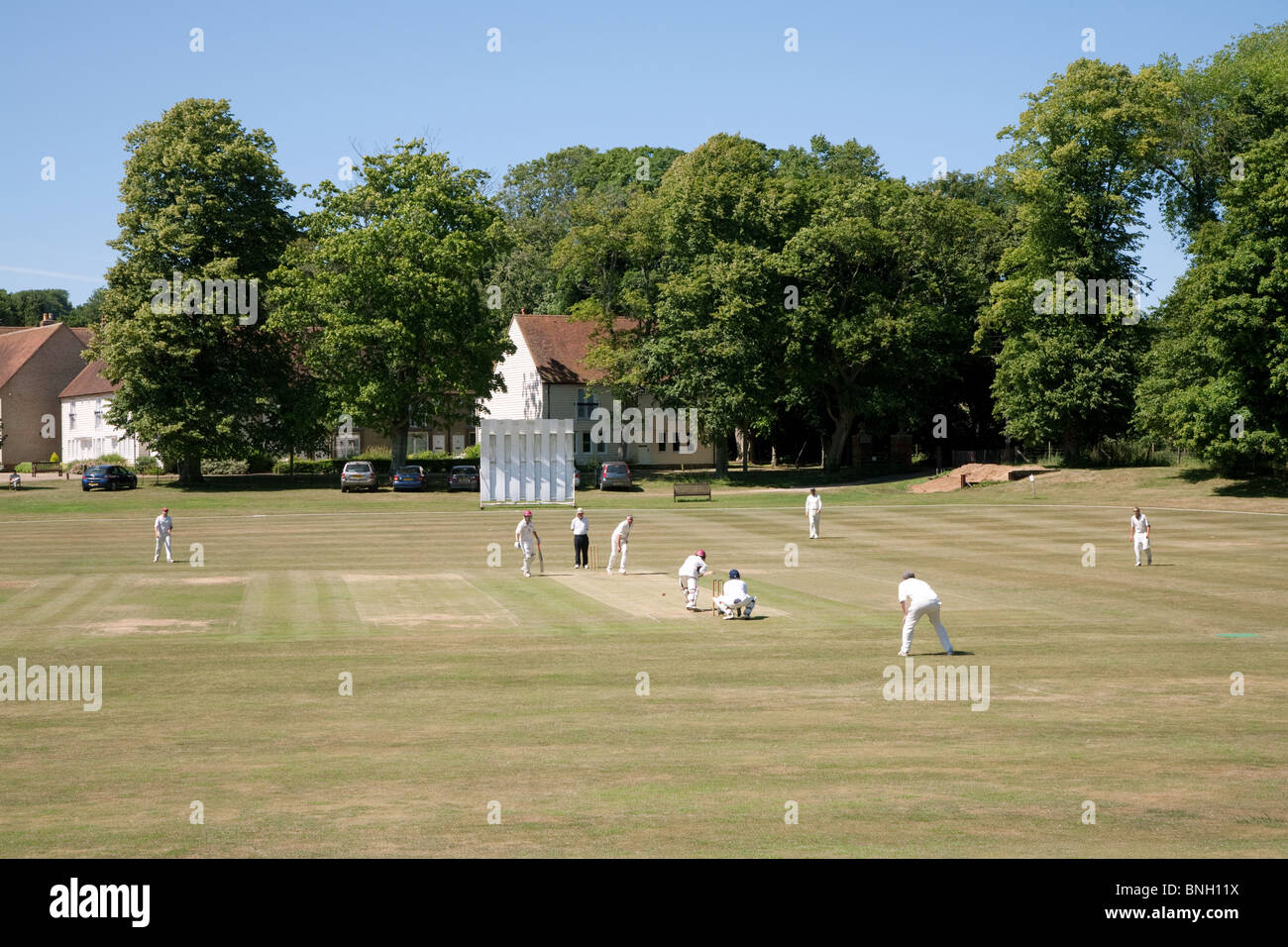 Un week-end jeu de cricket dans le village anglais de Lyminge, Kent, UK Banque D'Images