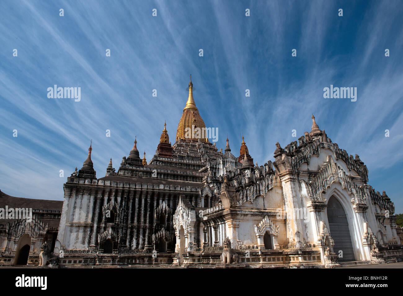 Vue paysage de l'ancienne ville de temple de Bagan, Myanmar temple Ananda montre ou la Birmanie Banque D'Images