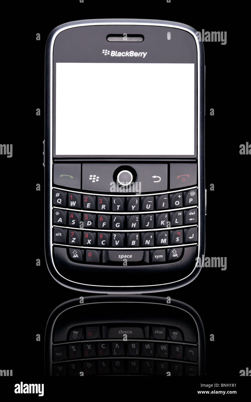 Un smartphone Blackberry Bold 9000, isolé sur fond noir avec des chemins de détourage pour le téléphone et l'écran. Banque D'Images